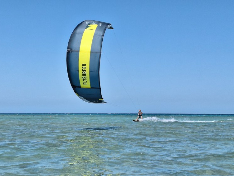 recenze kite FLYSURFER Era - výborný light wind výkon