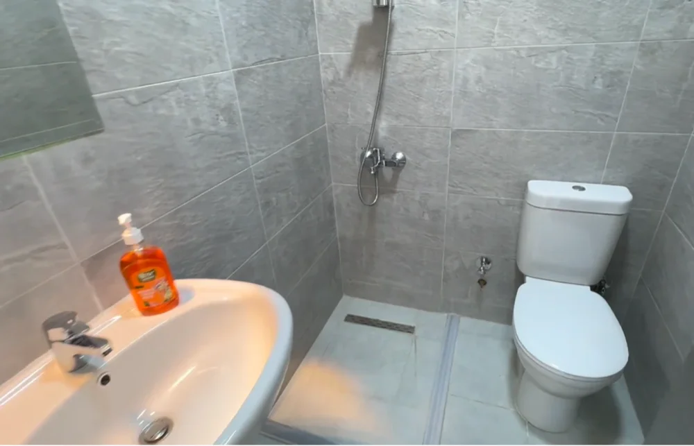 Kellys Villa - ubytování pro kitery - orange koupelna