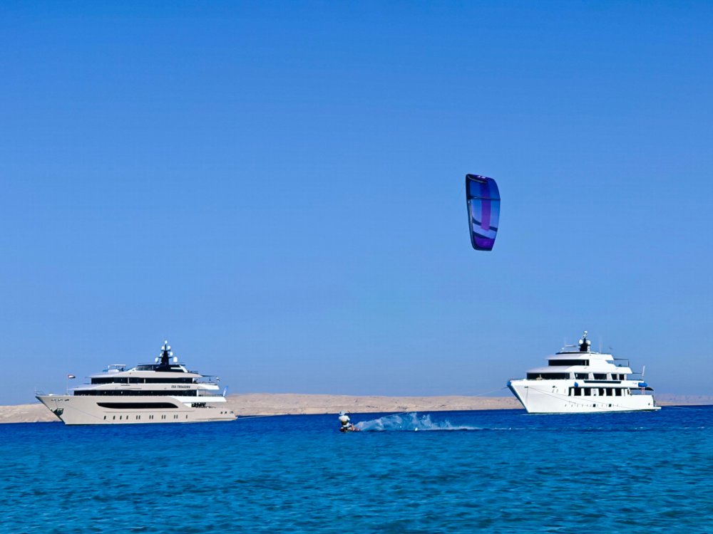 kite FLYSURFER Indie2 - boats in the background