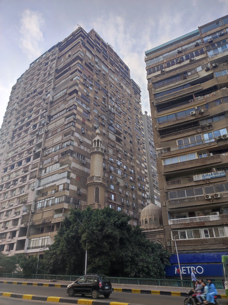 Ztracený pas v egyptě - velké budovy