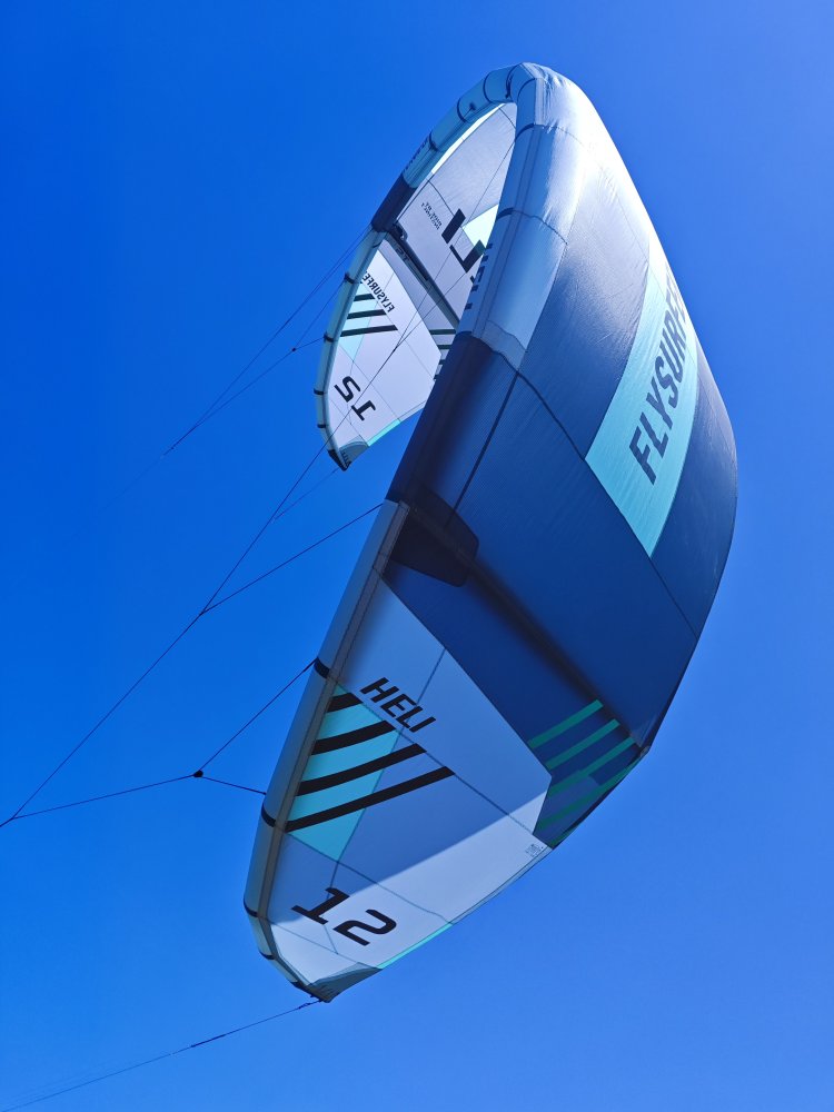 Kite FLYSURFER Heli - in air