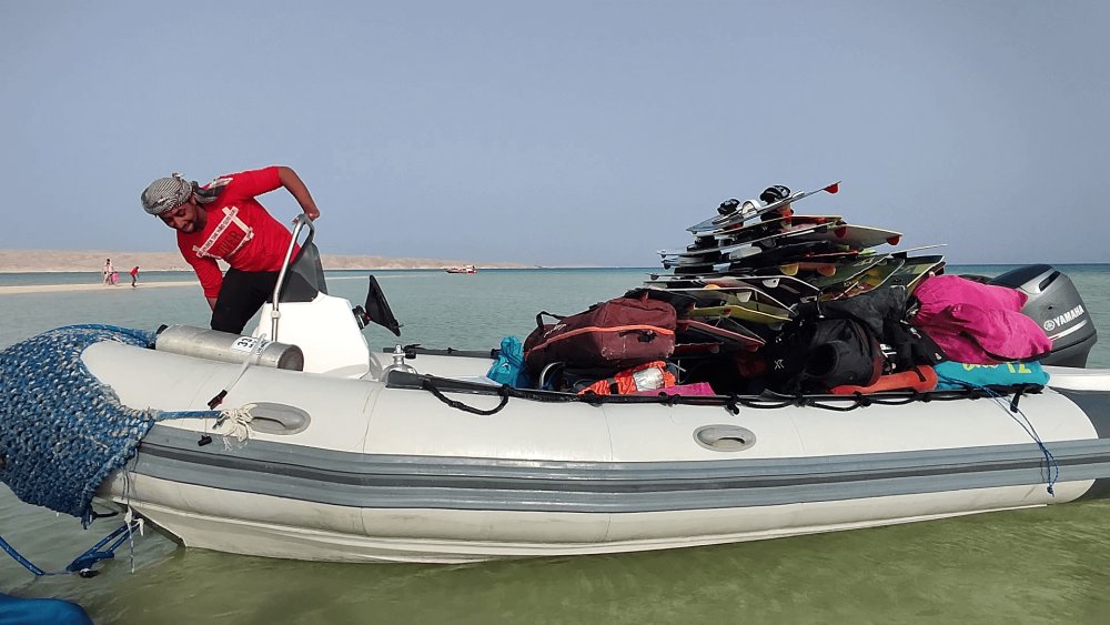 Kite safari v Egyptě - převoz vybavení na člunu