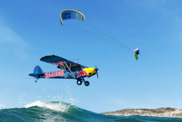 Skok s kitom cez letiace lietadlo