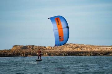 Kite Flysurfer Indie - recenze na hydrofoilu