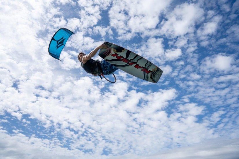 Kite 2023 NAISH Triad - Veľkosť kitu: 8m, Farba: Červená