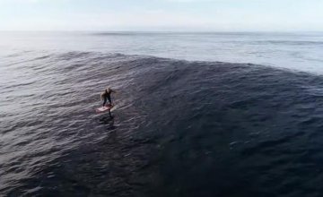 Foil surfing na velkých vlnách