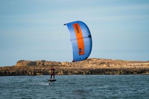 Kite Flysurfer Indie - recenze na hydrofoilu