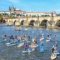 Prahou přes 3 jezy na paddleboardu