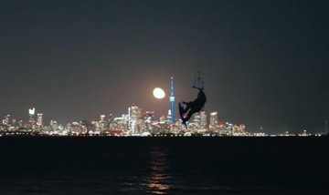 Noční kiteboarding na Ontariu