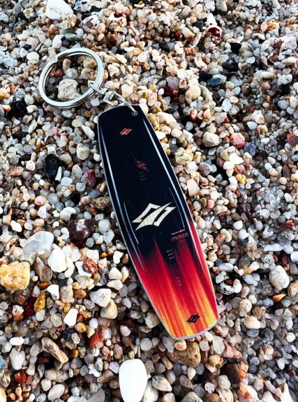 Kiteboard klíčenka NAISH Motion Black Flame