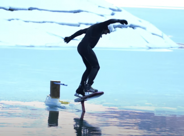 Pump foiling na zamrzlém jezeře