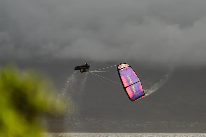Kite 2025/26 NAISH Pivot LTD