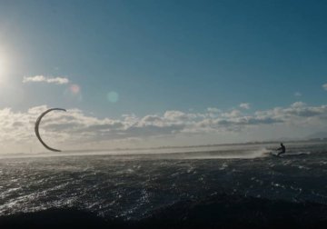 Kitesurfing v 60+ knotů pro pokoření světového rekordu