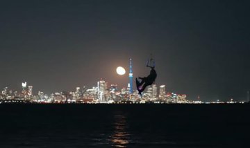 Noční kiteboarding na Ontariu