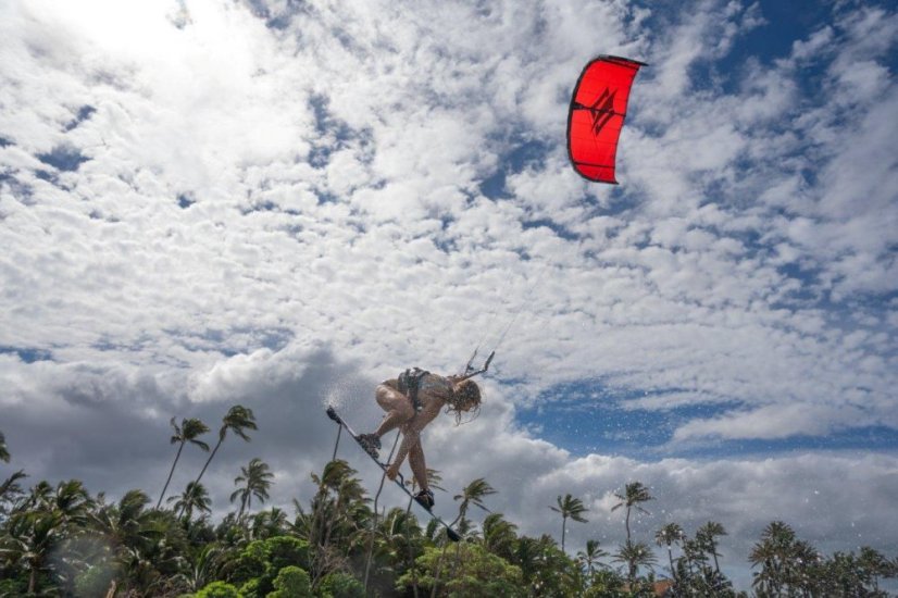 Kite 2023 NAISH Triad - Veľkosť kitu: 8m, Farba: Červená