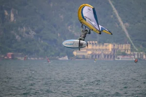 Nový race hydrofoil NAISH Mach 2