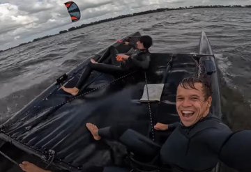 Kite a malý závodní katamarán = šílená rychlost