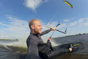 Profi foukačkář testuje komorový big air kite