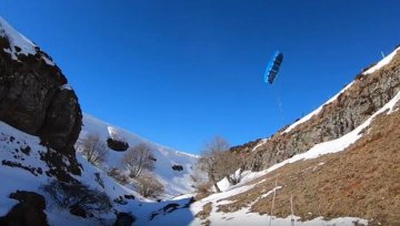 Canyon snowkiting - video
