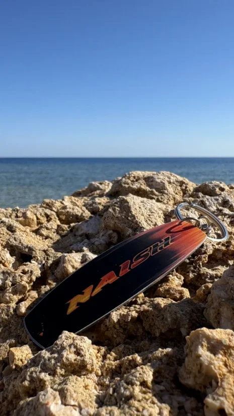 Kiteboard klíčenka NAISH Motion Black Flame