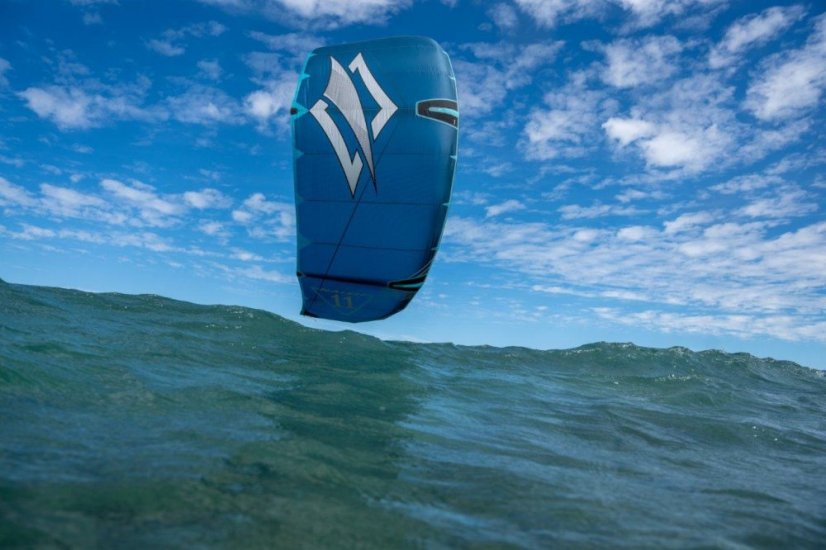 Kite 2023 NAISH Triad - Veľkosť kitu: 8m, Farba: Červená