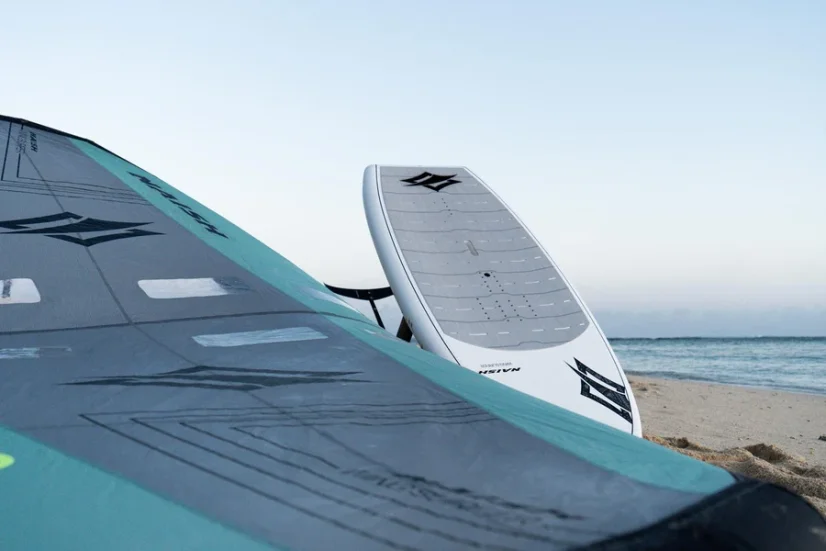 Wingfoil set NAISH 2025 s pevnou deskou - 90+ kg jezdec