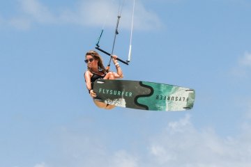Nové kiteboardy Flysurfer Trip2 a Stage