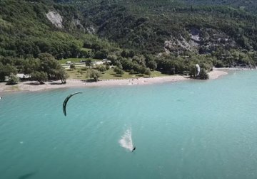 Jarní kitesurfing na jezeře
