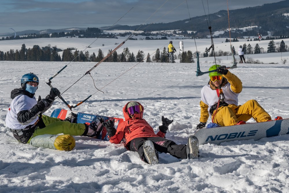 Snowkiteboard vs snowboard rozdíly  - na závody speciální snowkiteboard