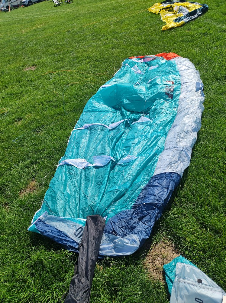 kite FLYSURFER Hybrid2 - na zemi