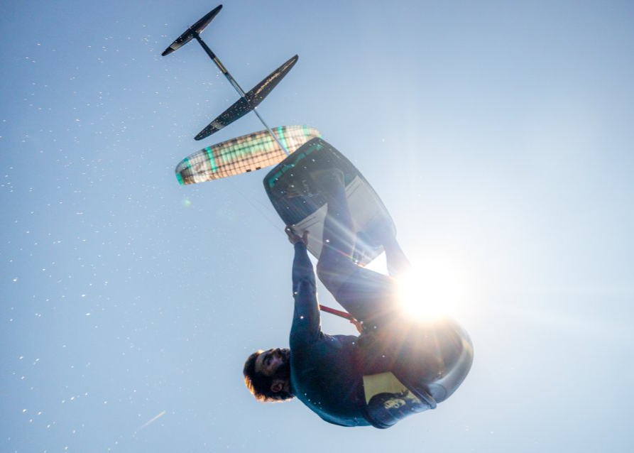 kite FLYSURFER Soul4 - foiling airstyle