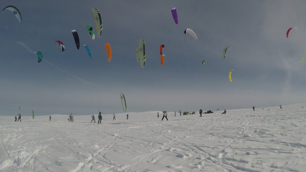 Snowkiting závody v Norsku 2024 - kitů jak much