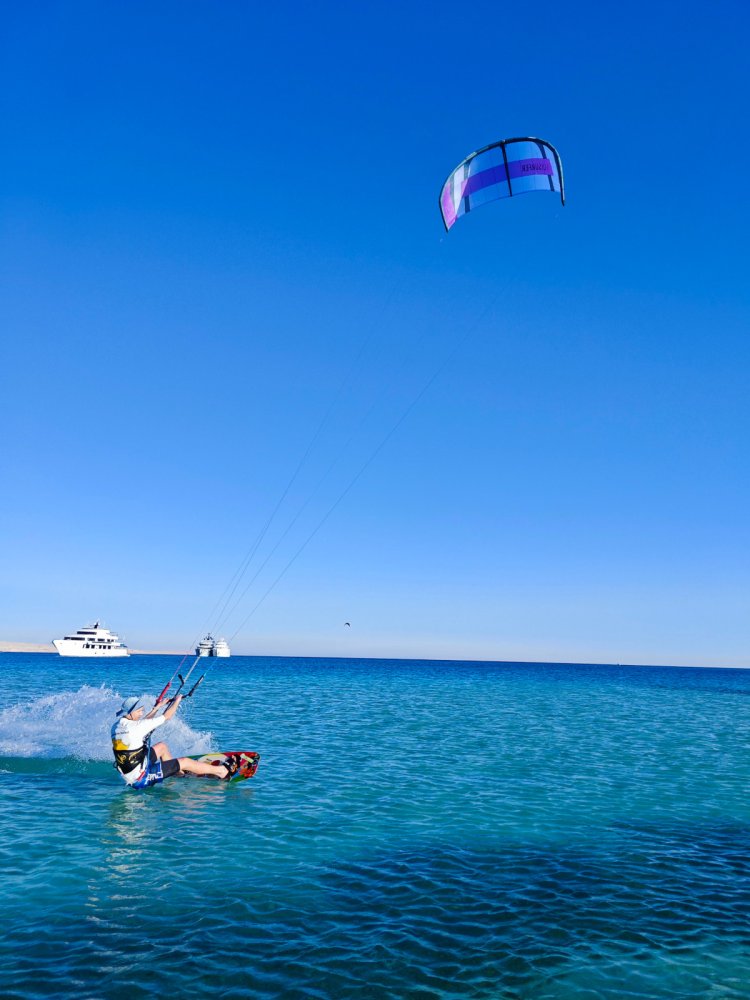 kite FLYSURFER Indie - ready to jump