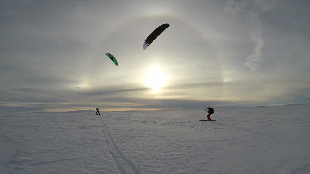 Snowkiting v Norsku 2024 - krásné duhové halo