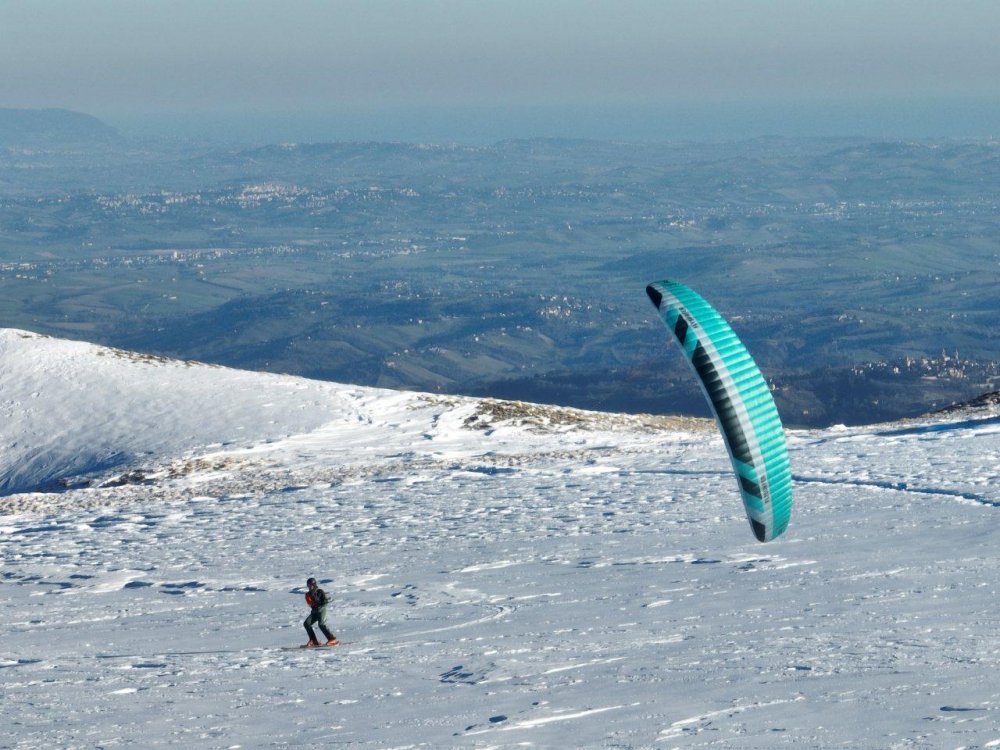 kite Flysurfer Sonic4 - snowkite na lyžích