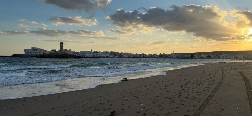 kite pláž u města Súr - krásný písek, hodně místa