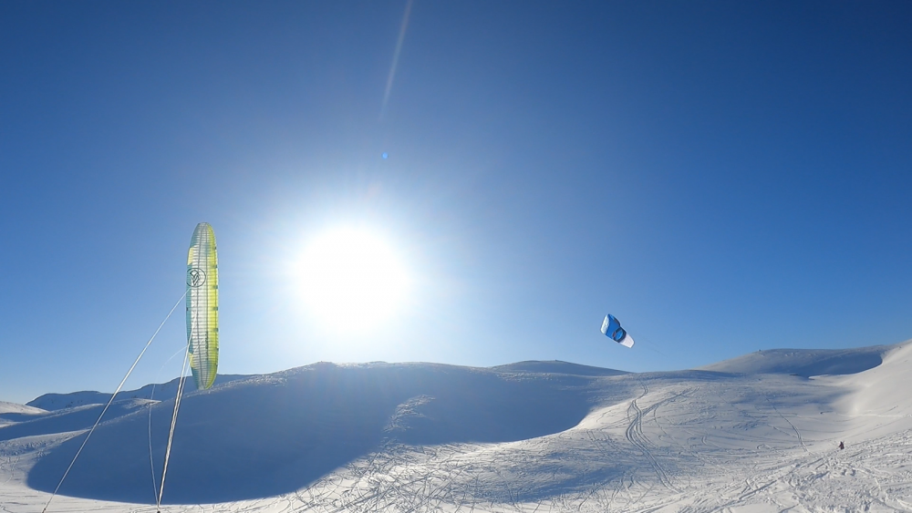 snowkite závody Roccaraso 2023 - Slunce, kity a pár cm sněhu