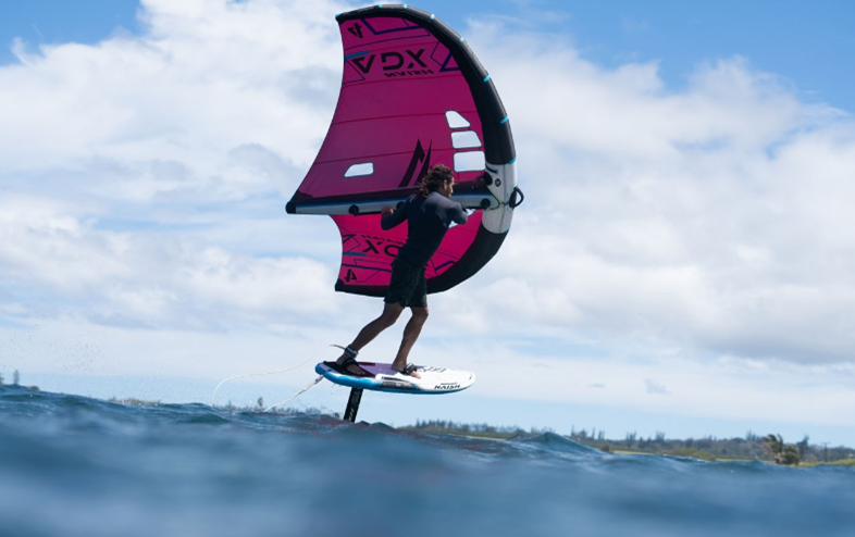 Nový Wing-surfer Naish ADX - tuhá konstrukce